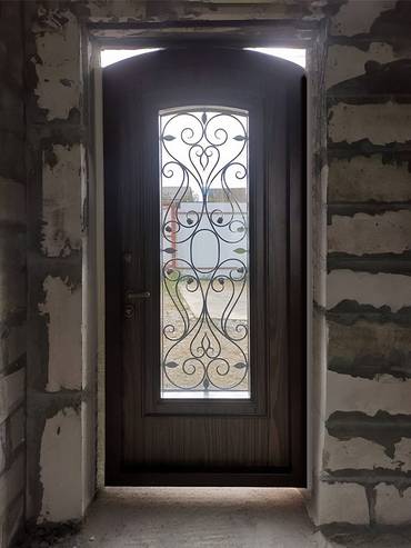 Арочная дверь с решеткой и стеклом