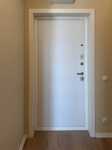 Белая квартирная дверь