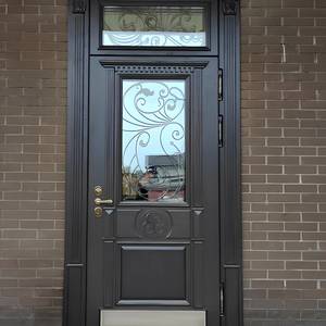 Парадная дверь с ковкой, стеклои и фрамугой